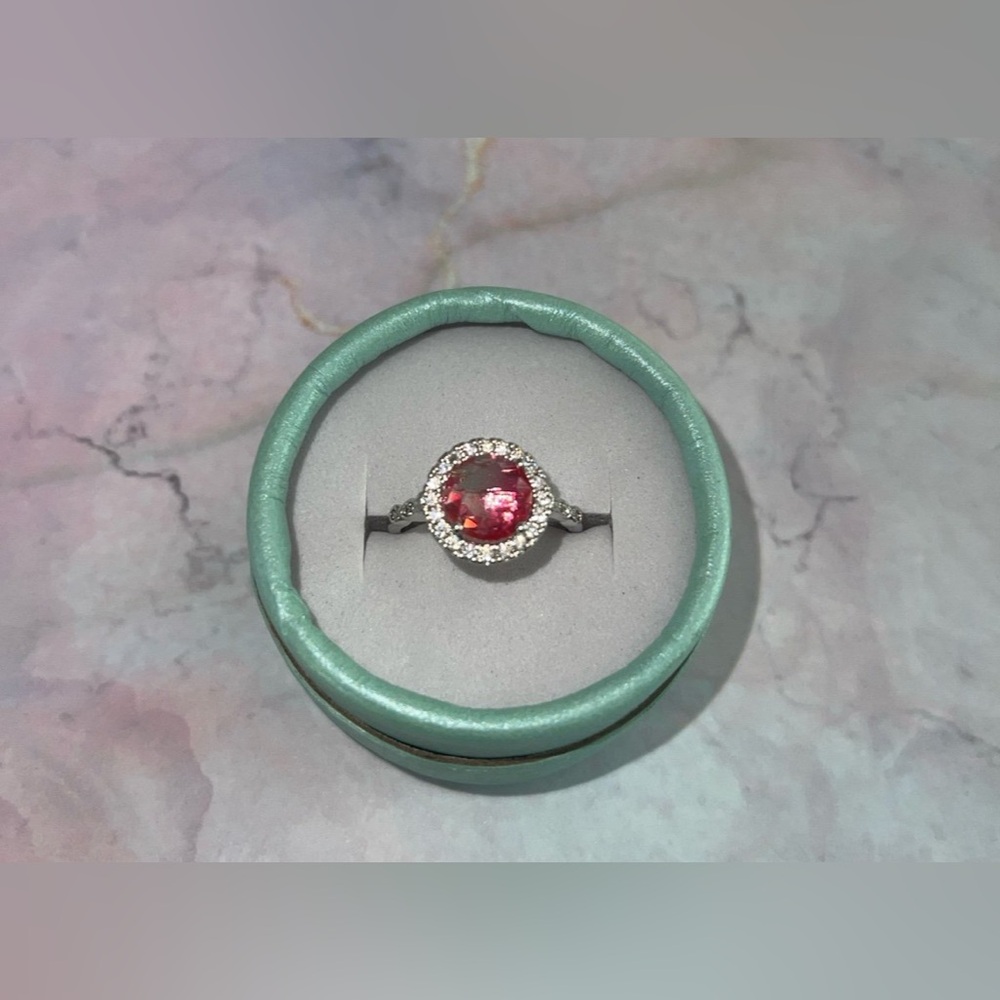 RBP2856 Main Stone: Lab Created Pink Ombre Crystal Matérials: Rhodium Plate Sz 9